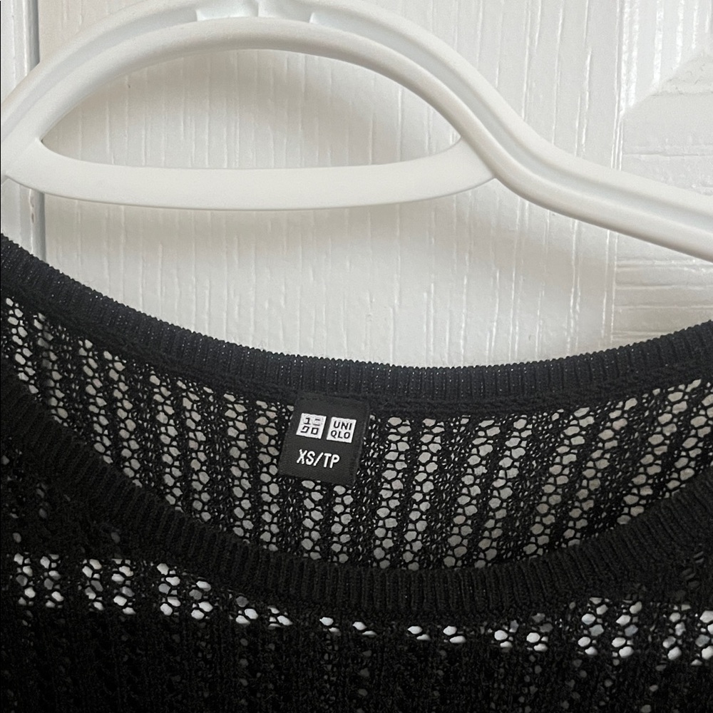 UNIQLO black knit sweater